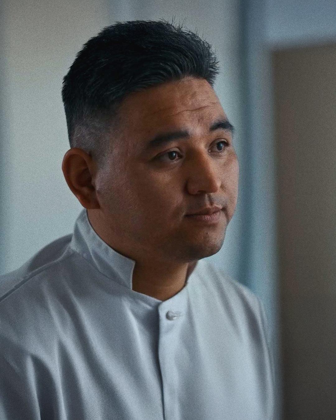 Portrait d'un chef éclairé en lumière douce avec un setup book light lors d'un tournage vidéo réalisé par Robin WHR.