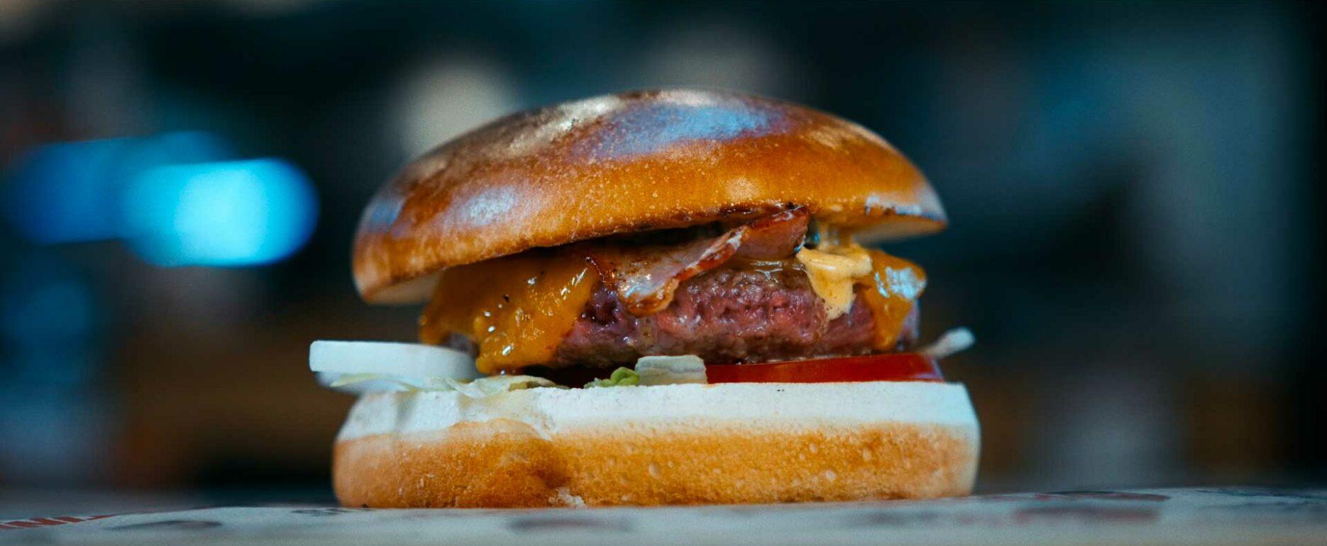 photographie d'un burger avec une longue focale