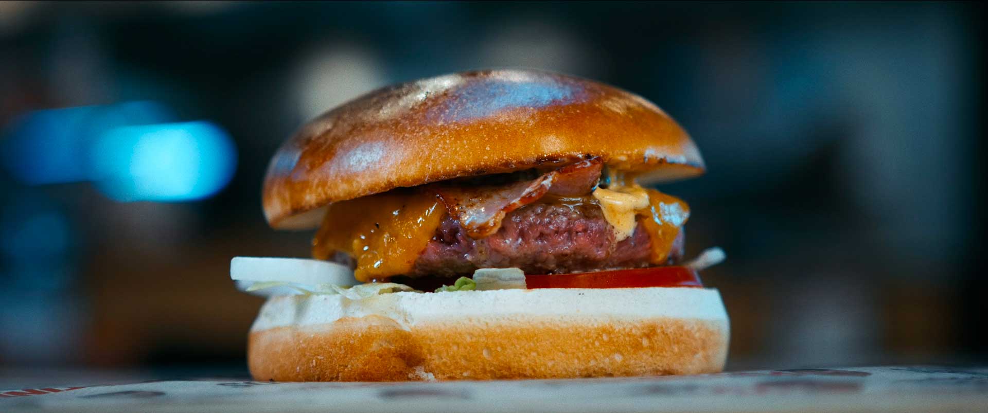 photographie d'un burger avec une longue focale