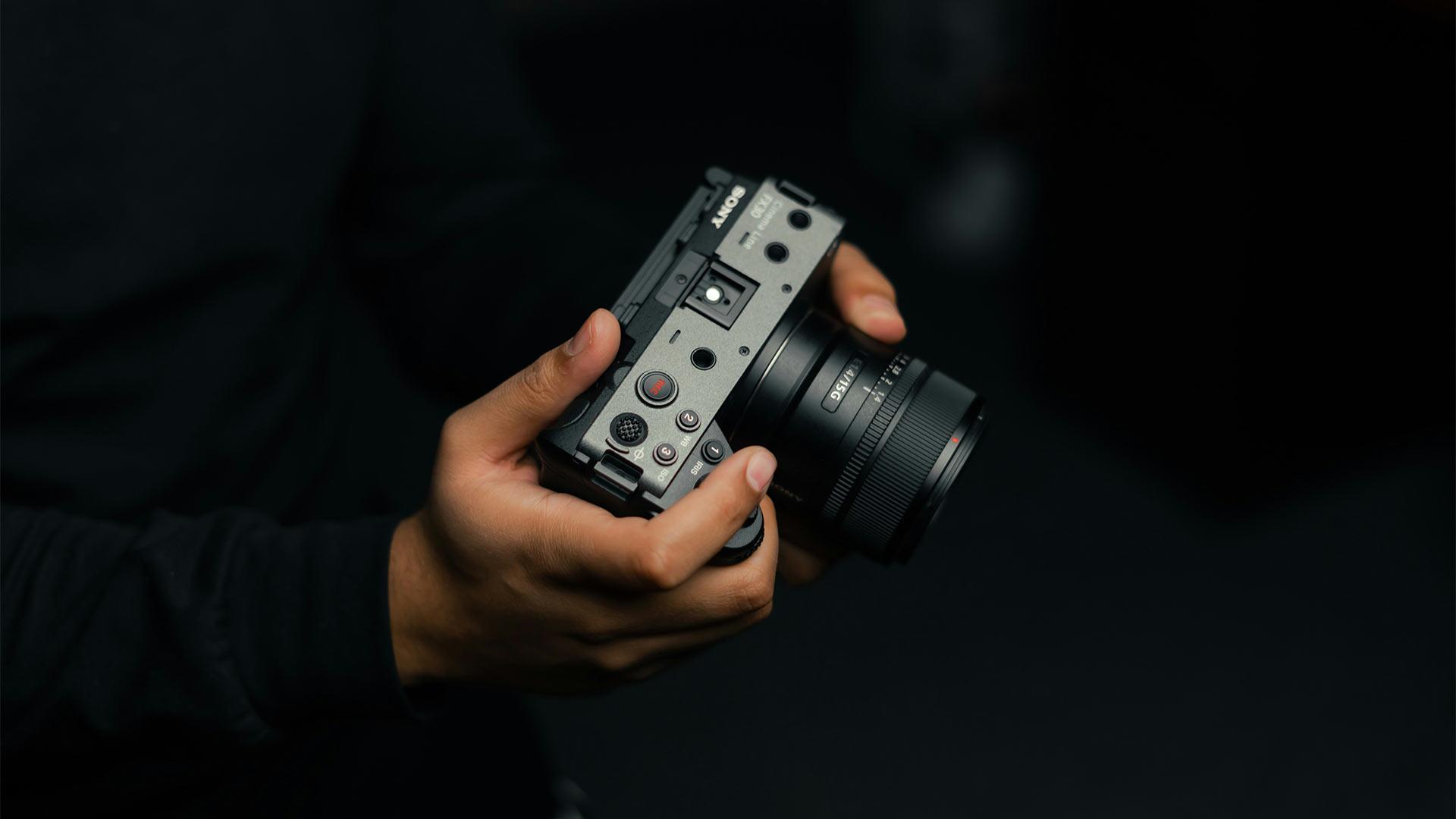 Caméra Sony FX30 tenue en main, idéale pour filmer en 2024