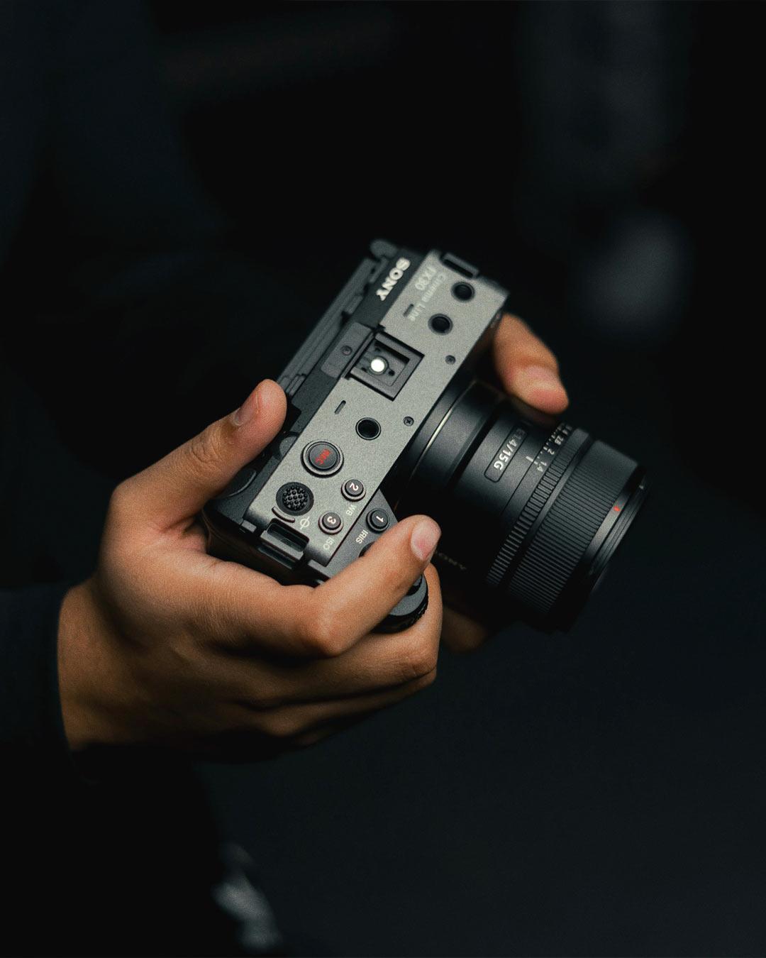 Prise en main de la caméra Sony FX30 par un vidéaste pour tournage en 2024