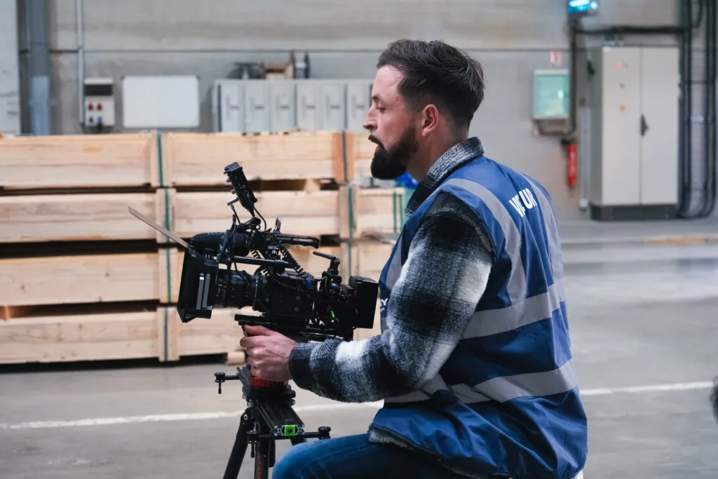 Cadreur équipé d’un stabilisateur pendant une séquence tournée dans un entrepôt Le Roy Logistique.