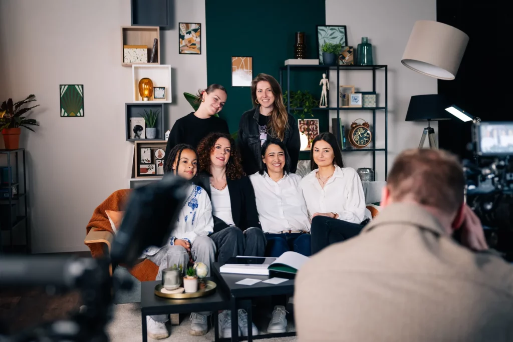 Équipe et lauréates réunies dans le décor salon pendant la production du film Yves Rocher.