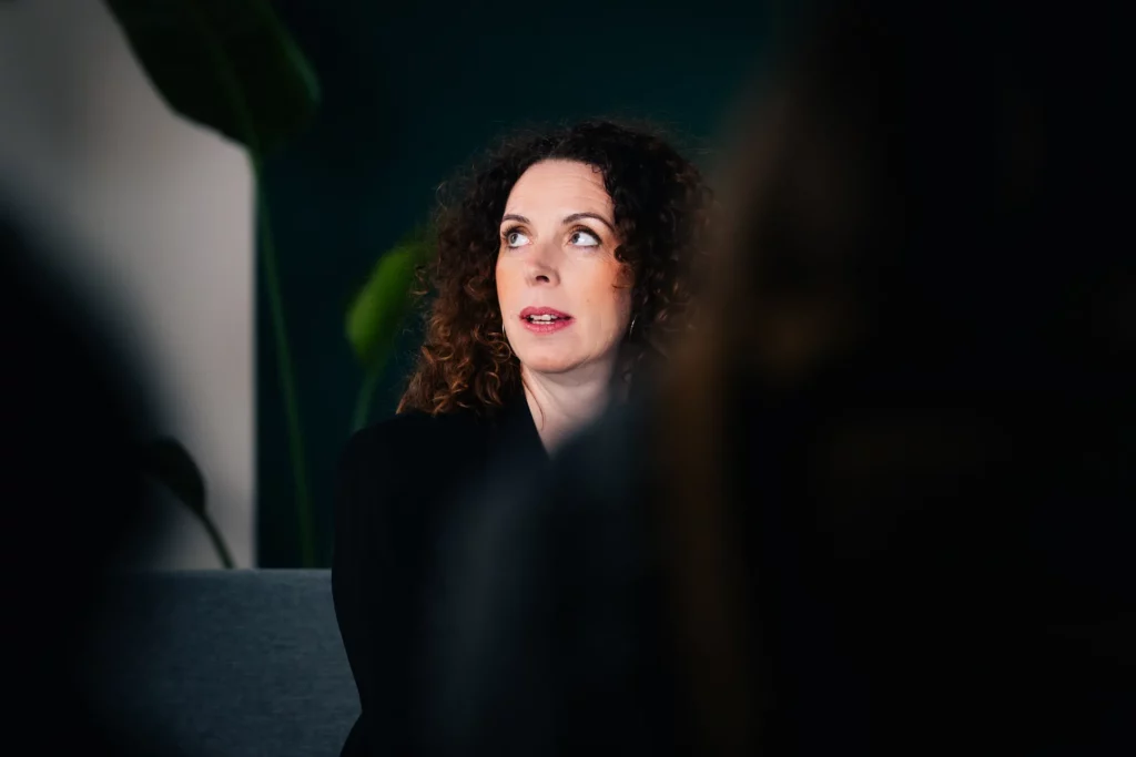 Lauréate du prix Biodiversiday photographiée entre deux prises dans le décor studio.