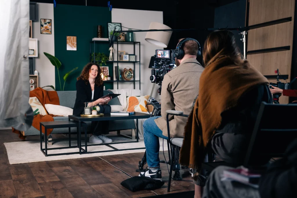 Équipe filmant une lauréate dans le décor salon du Studio 401 pendant le tournage Yves Rocher.