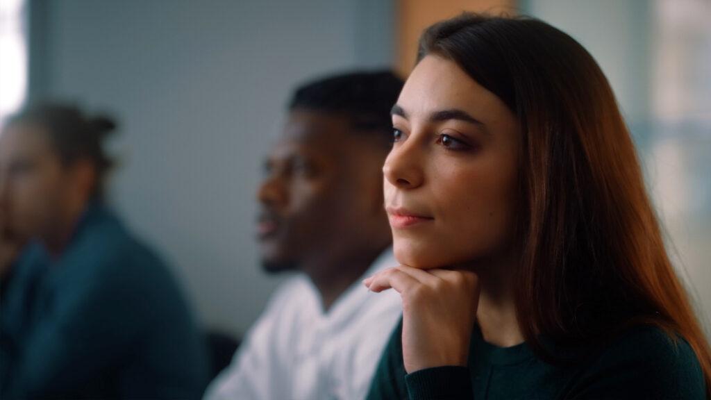 Portrait d'étudiante lors du film de présentation de l'ESG Rennes