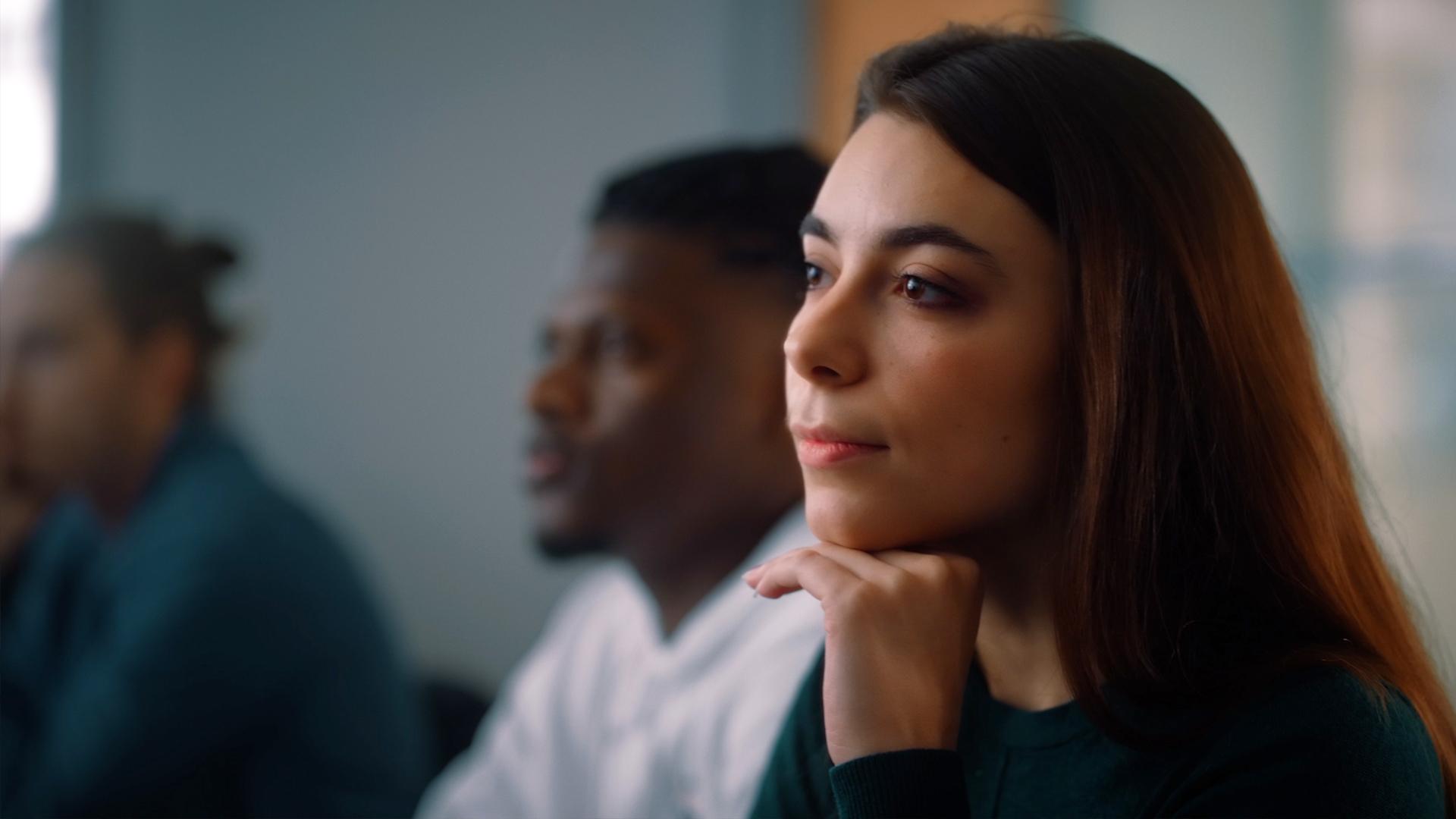 Portrait d'étudiante lors du film de présentation de l'ESG Rennes