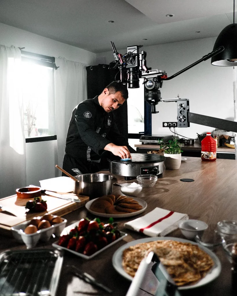 Caméra installée face au chef et aux ingrédients lors du tournage culinaire du Monde des Crêpes.