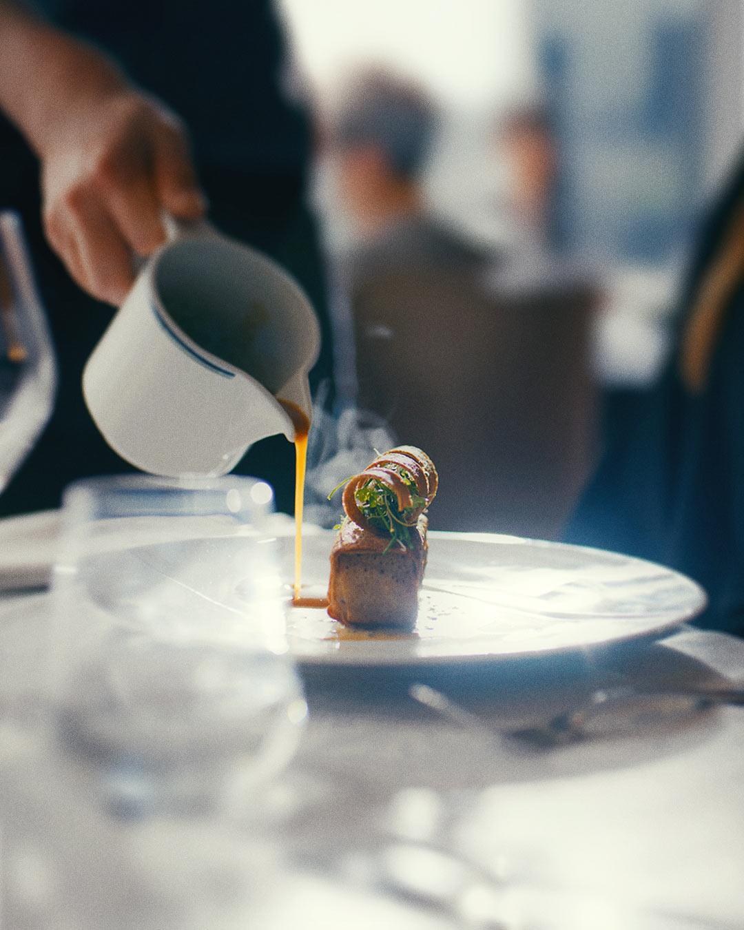 Dressage d'une assiette gastronomique avec sauce lors du tournage du film Le Monde des Crêpes, réalisé par Robin Welschinger à Rennes.