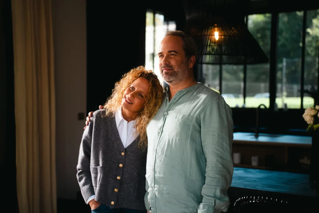 coulisses-campagne-bochassy-couple-comediens Deux comédiens posant dans l’intérieur de la maison pendant le tournage de la campagne Bochassy.