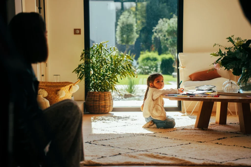 coulisses-campagne-bochassy-scene-enfant Enfant filmé pendant une scène de dessin dans le salon lumineux de la maison.