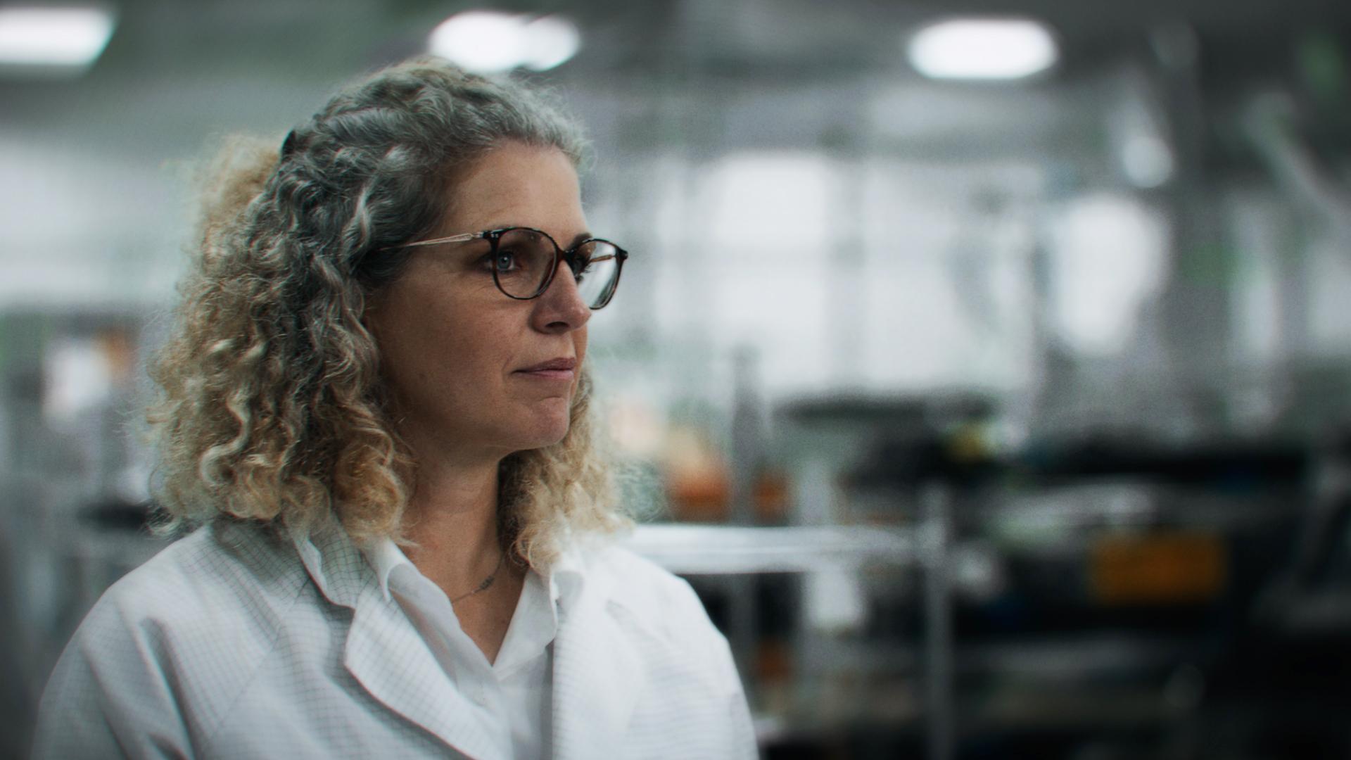 Portrait d'une technicienne dans l'industrie, extrait du film Industrie au féminin