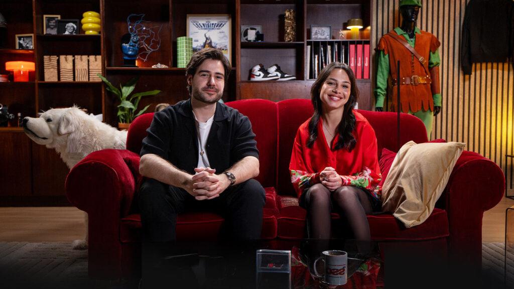 Interview d'Antton Racca et Elise pour les 130 ans de Gaumont, capturée sur un canapé rouge dans un décor chaleureux
