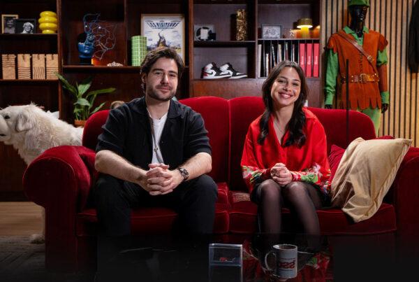 Interview d'Antton Racca et Elise pour les 130 ans de Gaumont, capturée sur un canapé rouge dans un décor chaleureux