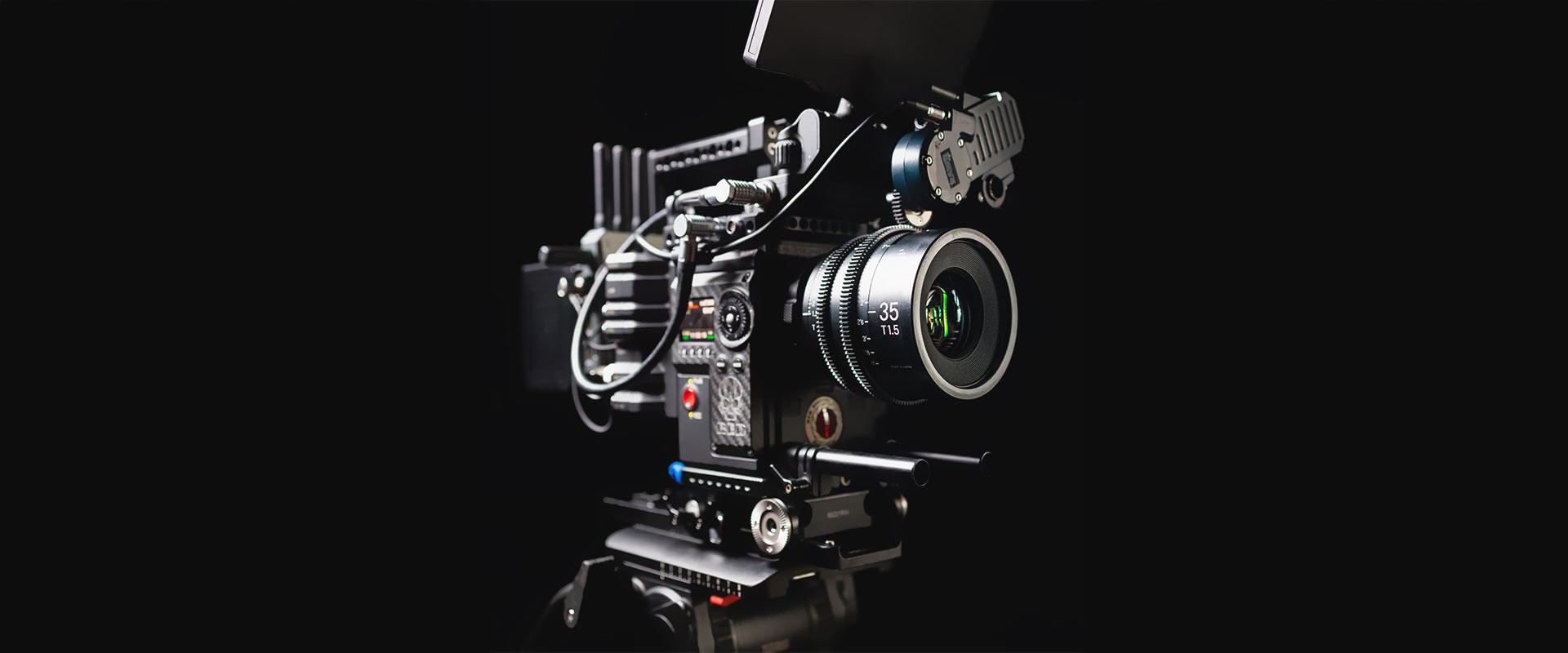 Caméra RED Dragon équipée d’un objectif 35mm T1.5, utilisée pour les tournages professionnels par Robin Welschinger