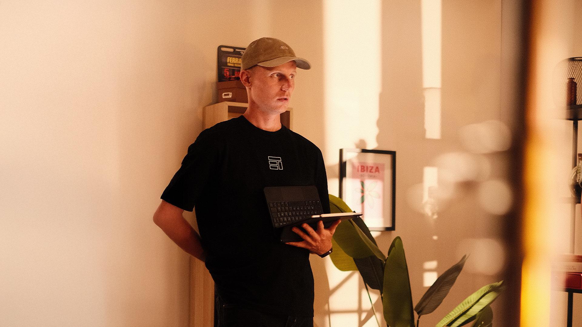 Chargé de production tenant une tablette pendant un tournage vidéo organisé par Robin Welschinger
