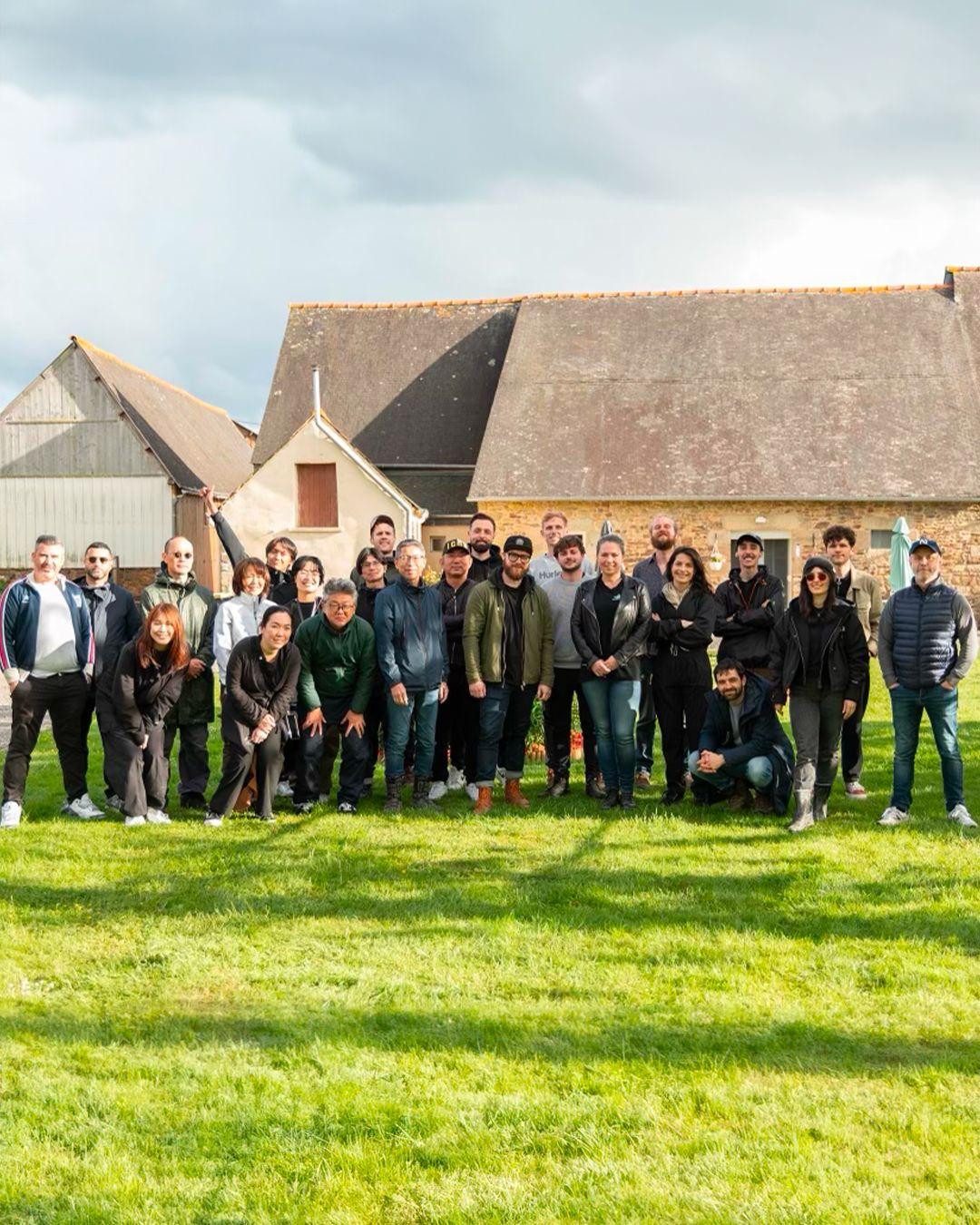 Équipe de tournage réunie en extérieur lors d’une production corporate en Bretagne dirigée par Robin Welschinger