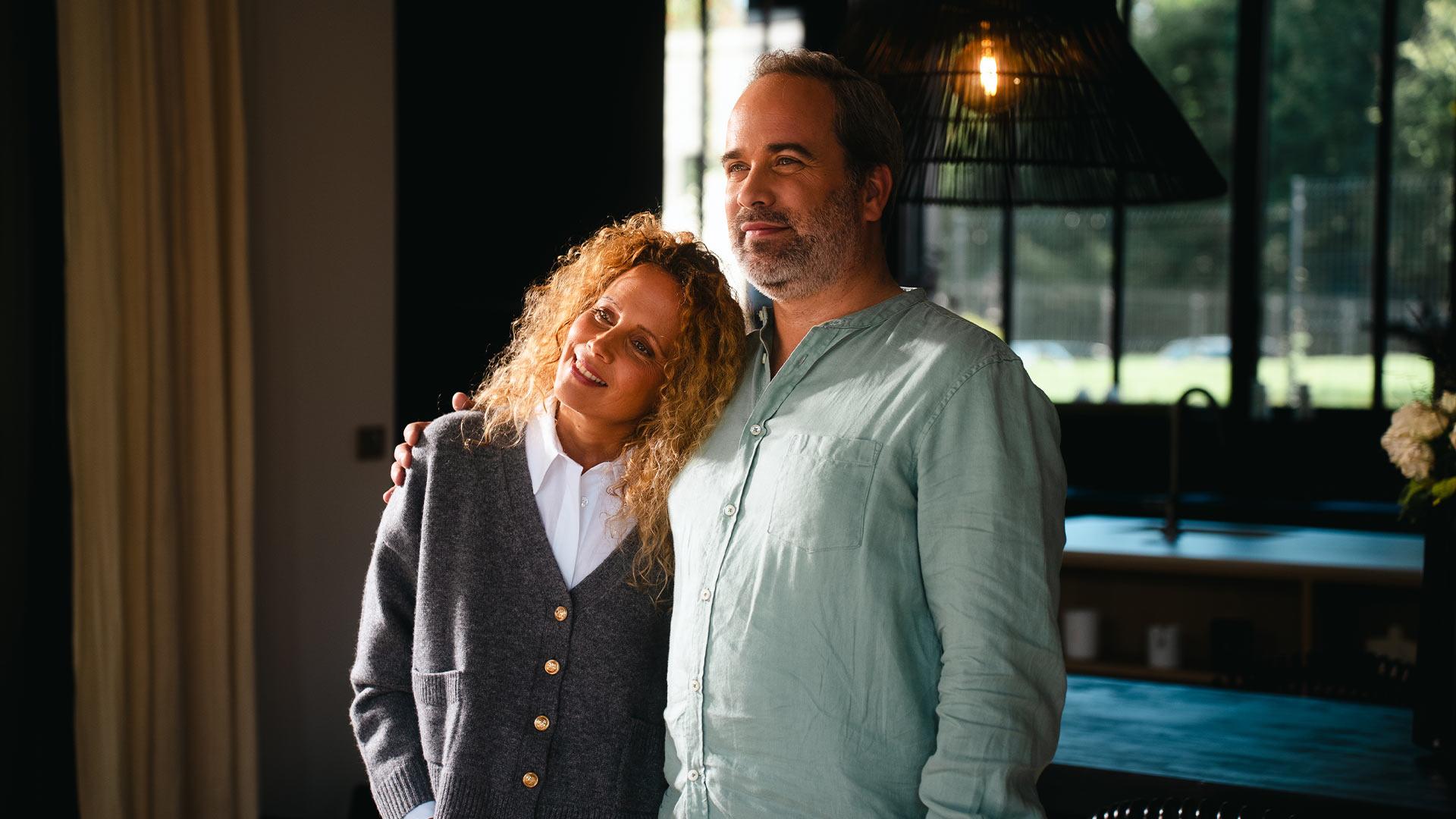 Couple posant sous une lumière naturelle lors d'un tournage vidéo avec Robin Welschinger, illustrant l'impact du nombre d'acteurs sur le budget d'une vidéo.