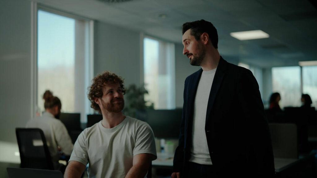 Collaboration entre collègues dans un open space, filmée pour Orange Business