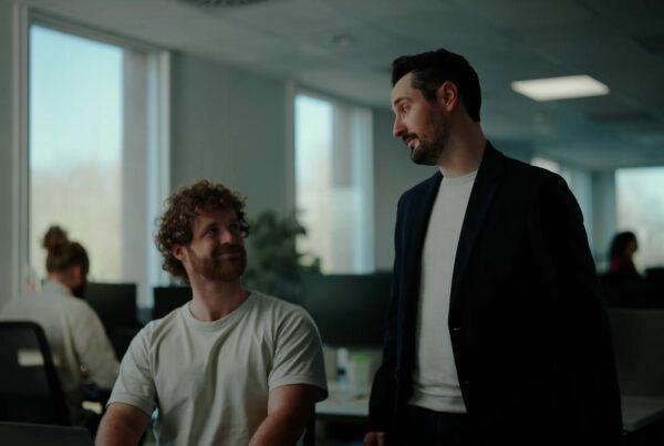 Collaboration entre collègues dans un open space, filmée pour Orange Business