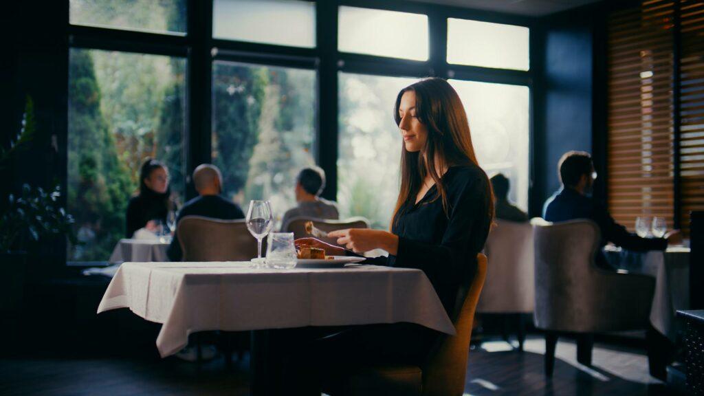 Tournage d'un film dans un restaurant par Robin Welschinger, réalisateur et chef opérateur à Rennes