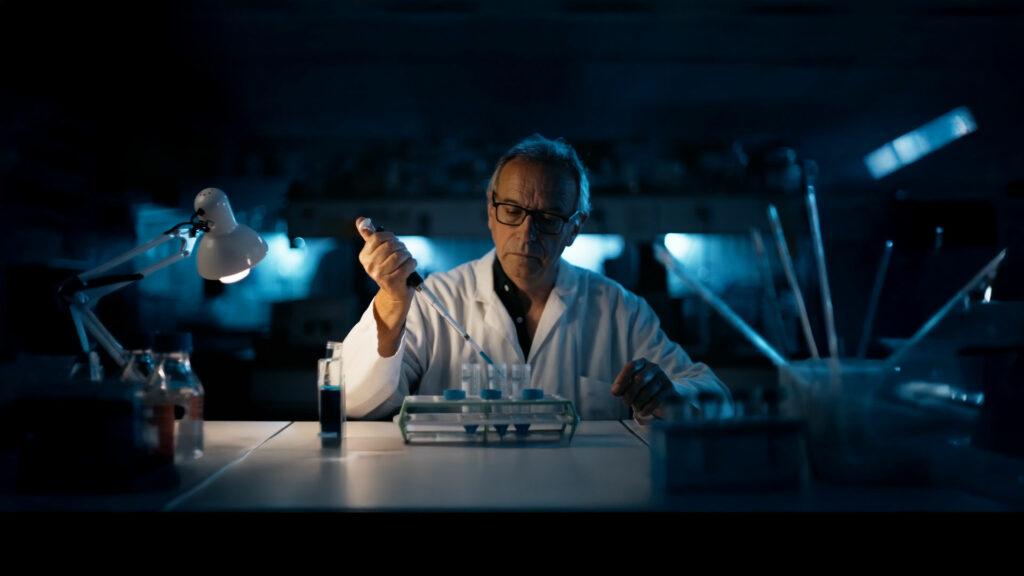 Chercheur en laboratoire filmé pour l'Université Sorbonne Paris Nord par Robin Welschinger