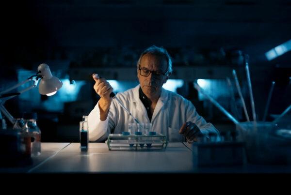 Chercheur en laboratoire filmé pour l'Université Sorbonne Paris Nord par Robin Welschinger
