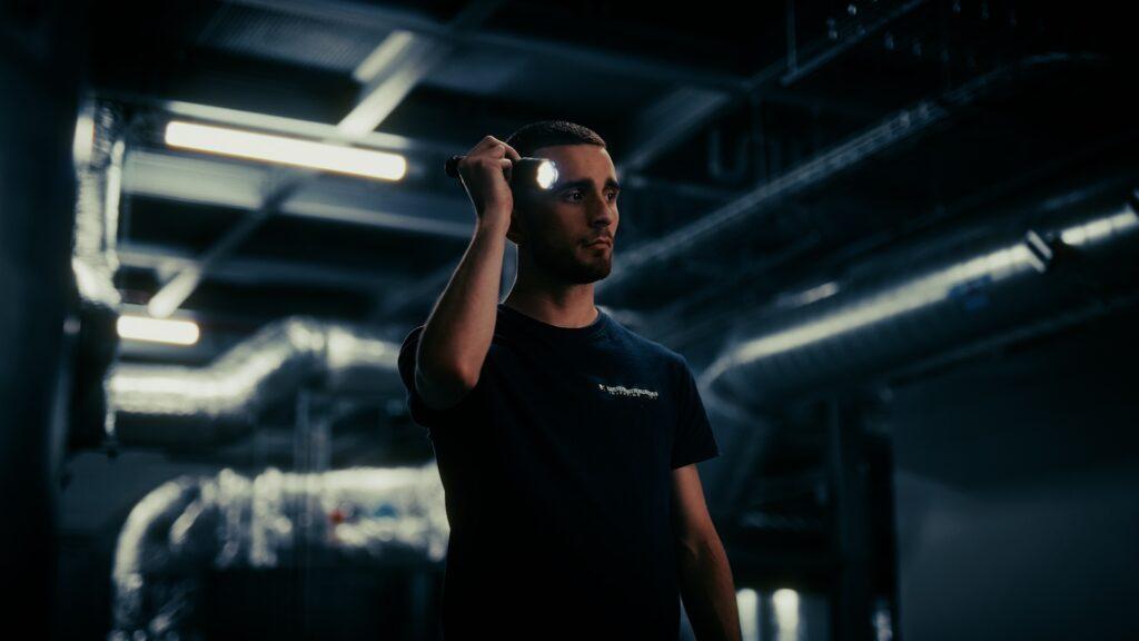 Technicien Panpharma dans une lumière industrielle, filmé par Robin Welschinger