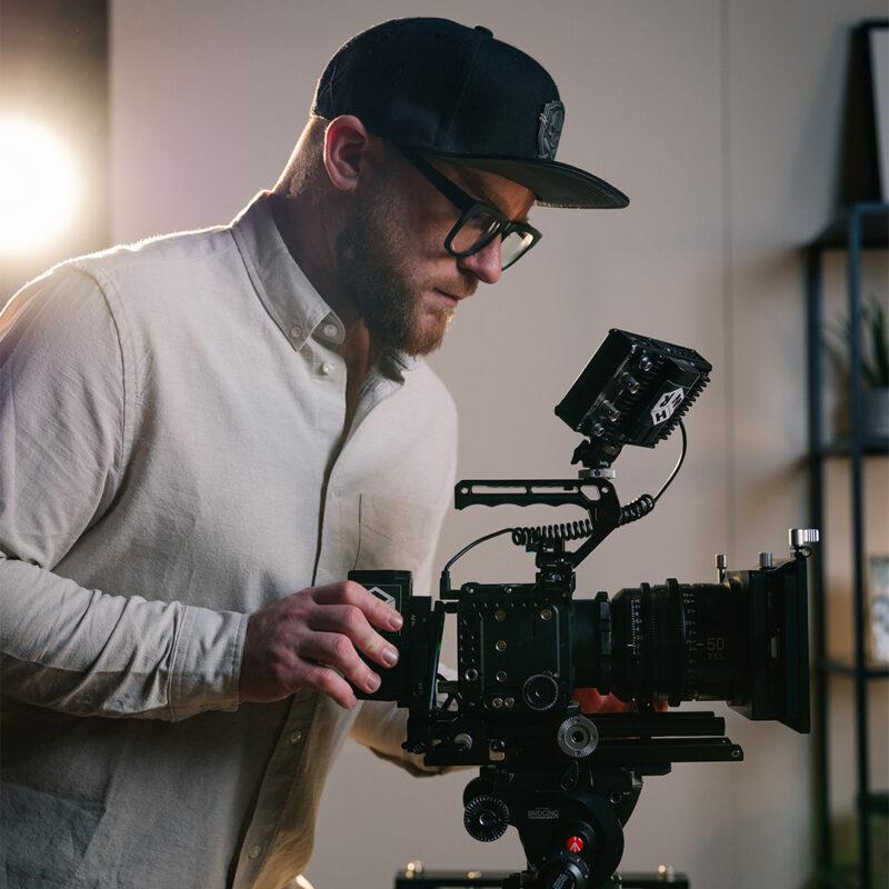 Robin Welschinger en tournage au Studio 401, réglages caméra sur plateau