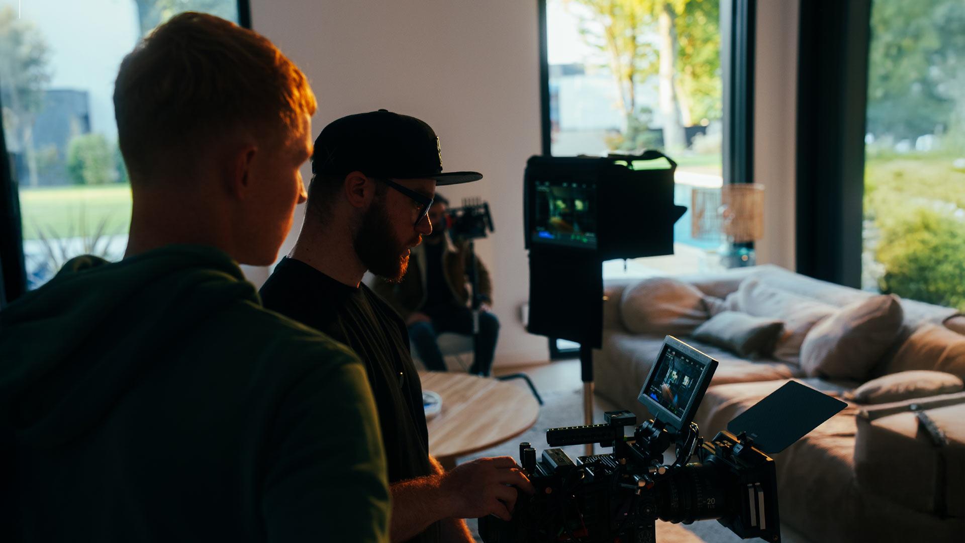 Robin Welschinger et son équipe vérifiant un plan sur caméra cinéma pendant un tournage vidéo, illustrant les coulisses et le budget d'une production.
