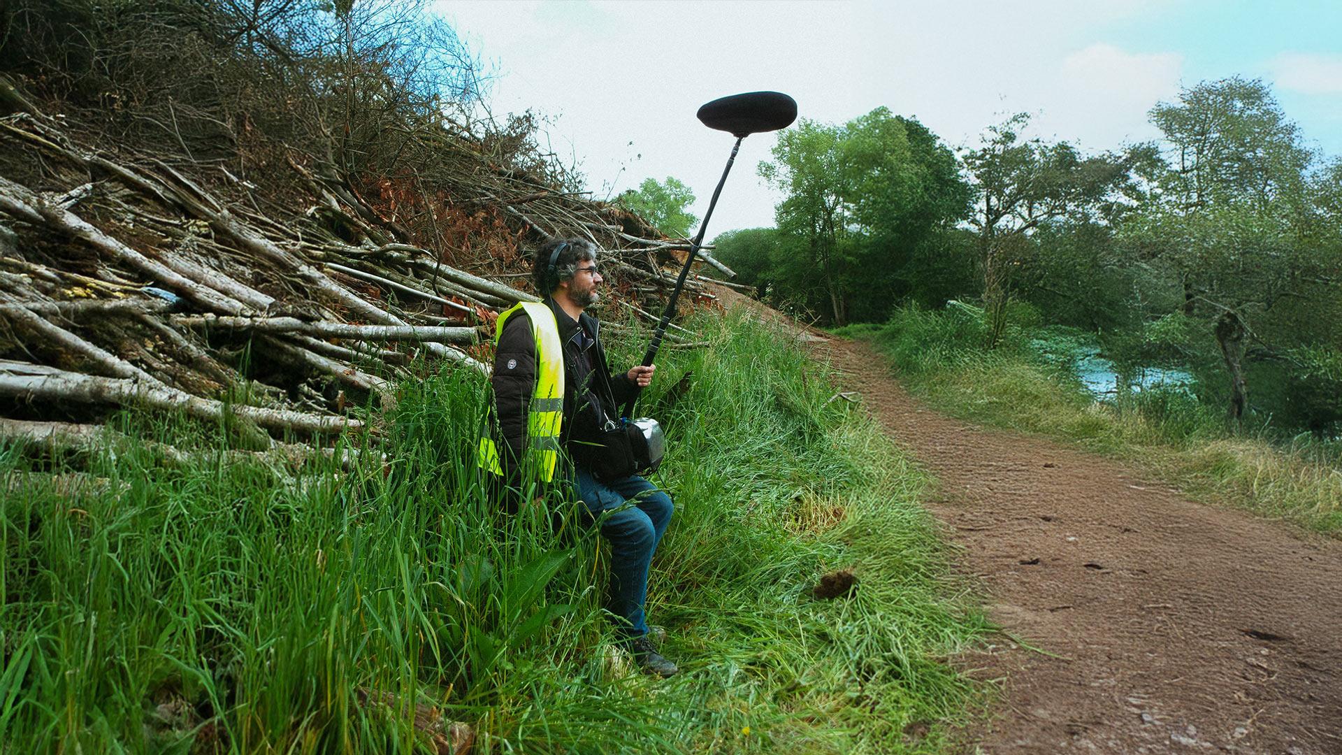 Ingénieur du son captant l’audio à la perche sur un tournage nature réalisé par Robin Welschinger