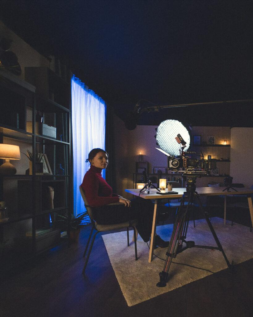 Vue d’ensemble d’un tournage d’interview au Studio 401 à Rennes, éclairage studio et ambiance cosy