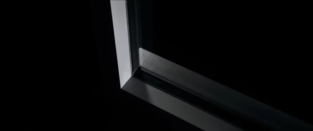 Angle de fenêtre premium Bochassy éclairé en studio sur fond noir, avec lignes nettes et finition mate.