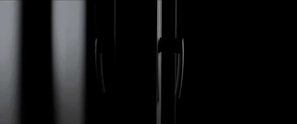 Poignées de fenêtre premium Bochassy révélées par une lumière graphique dans un décor noir minimal.