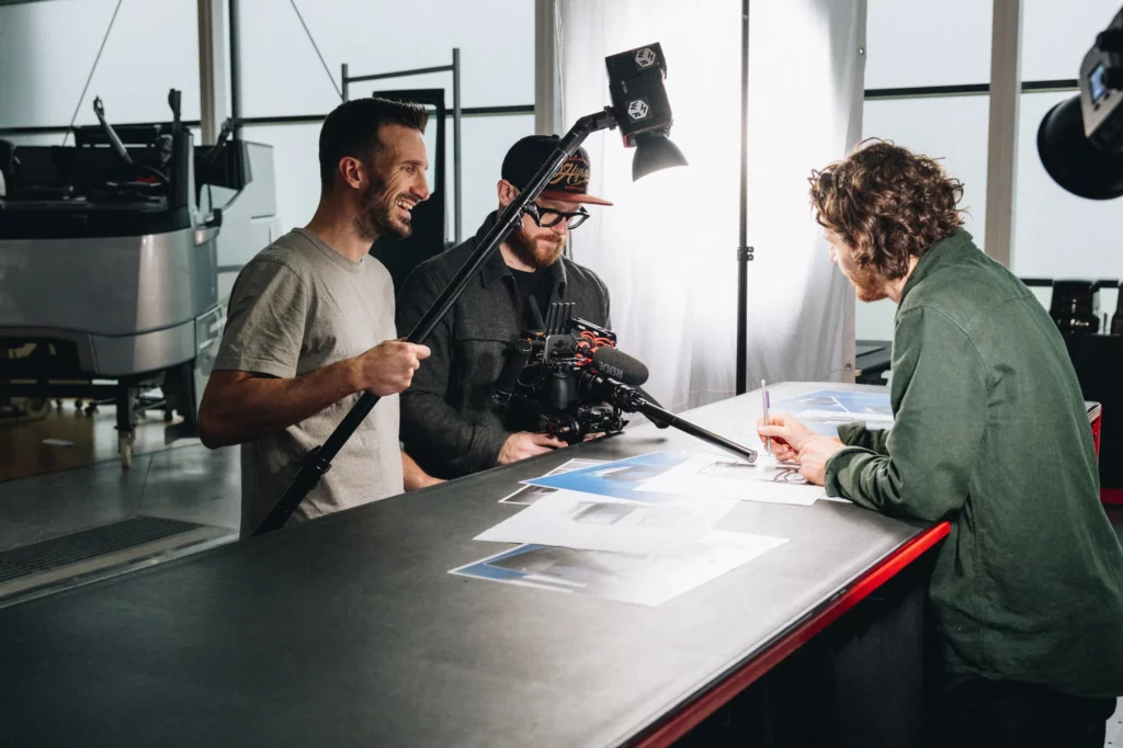 2026-renault-trucks-makers-bts-15 Équipe de tournage préparant une scène Renault Trucks à partir de storyboards imprimés.