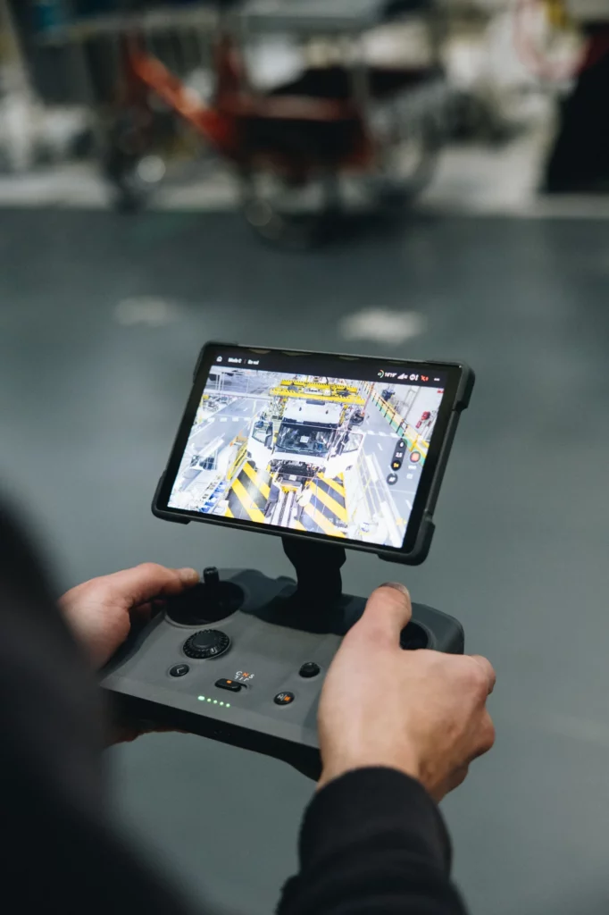 2026-renault-trucks-makers-bts-23 Pilotage d’un drone pendant le tournage Renault Trucks, écran de contrôle en main.