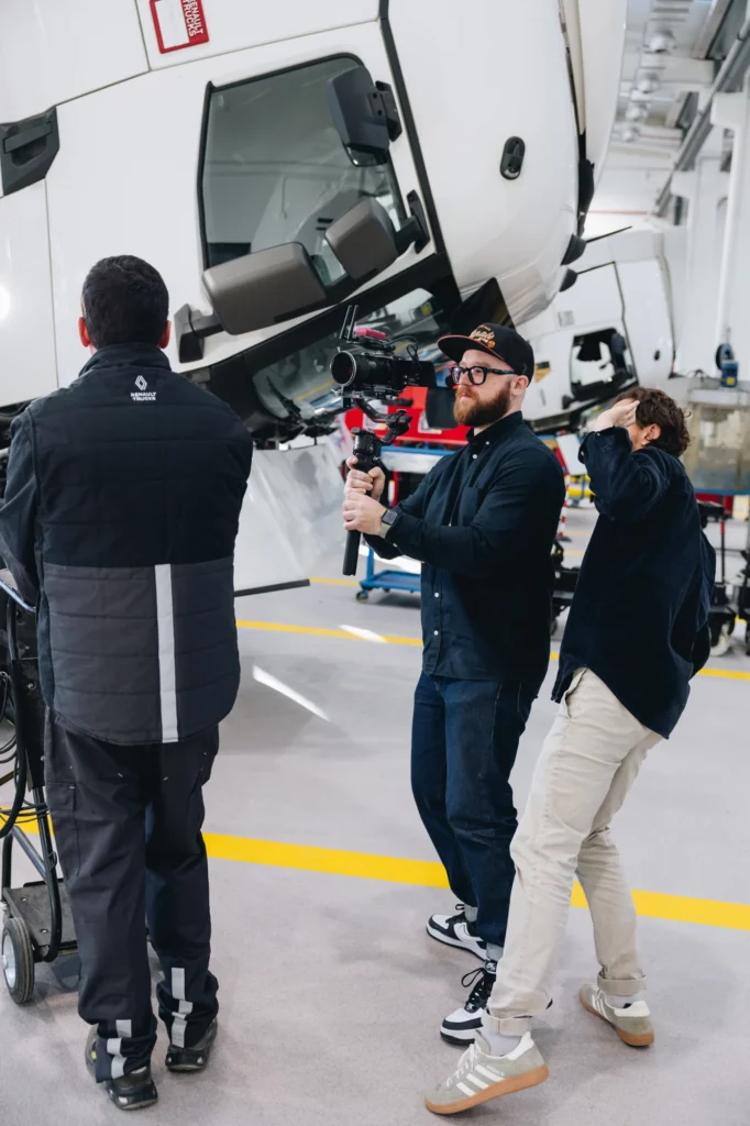 2026-renault-trucks-makers-bts-55 Opérateur caméra filmant près d’un camion dans un atelier Renault Trucks.