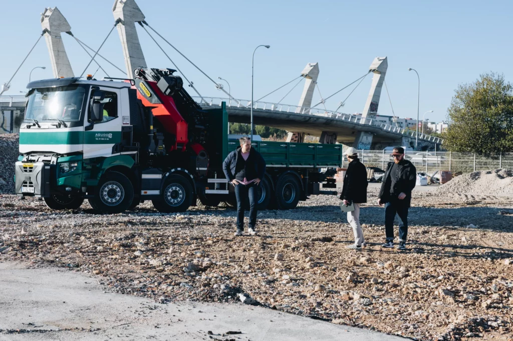 2026-renault-trucks-makers-bts-65 Équipe de tournage devant un camion-grue Renault Trucks sur un chantier.