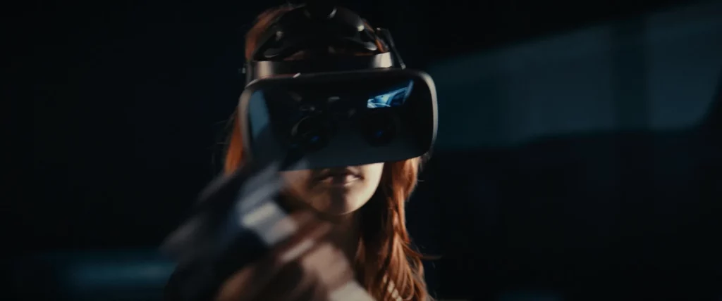 Une femme porte un casque de réalité virtuelle dans un environnement de travail.