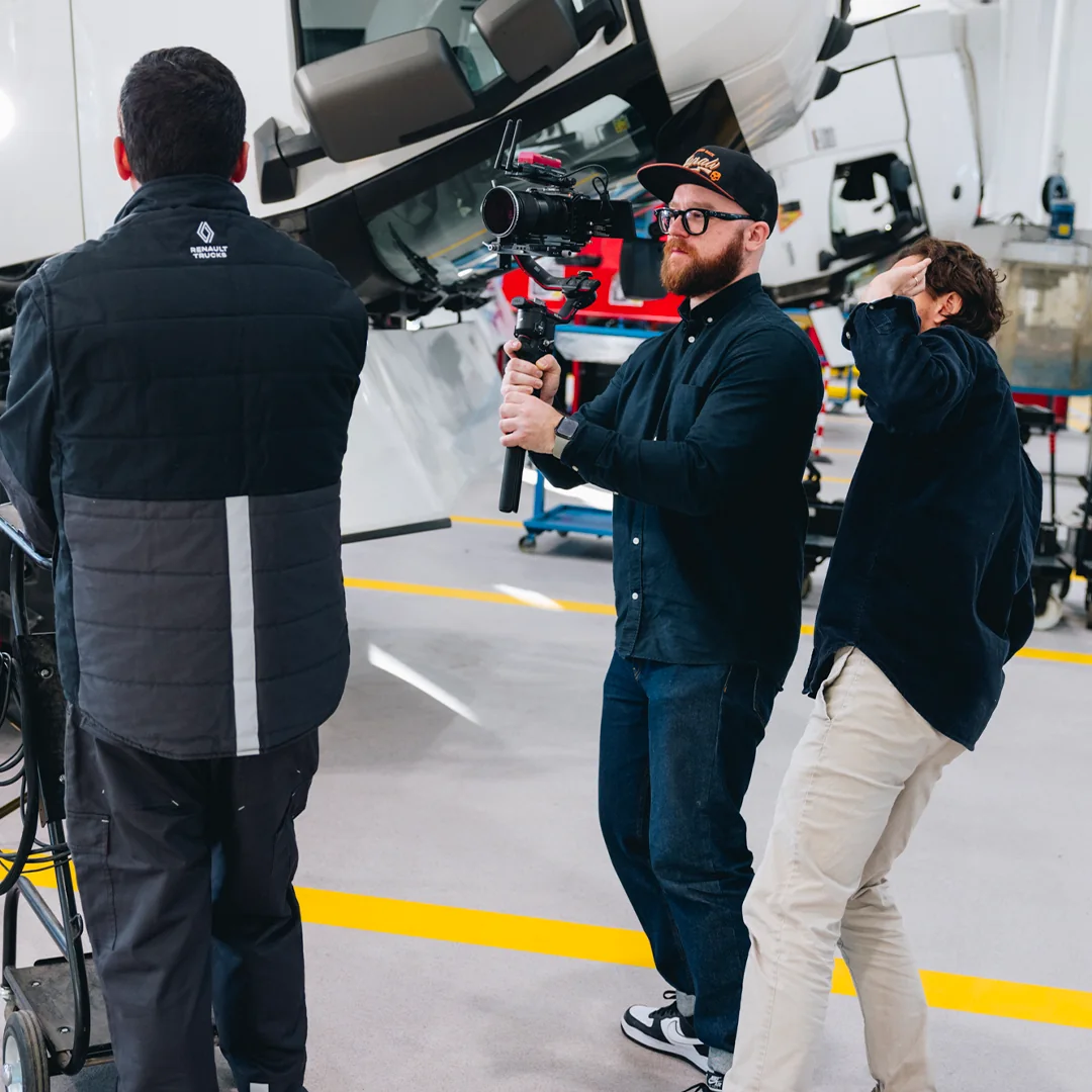 Équipe de tournage réunie dans un site industriel pendant la préparation d’une prise de vue.