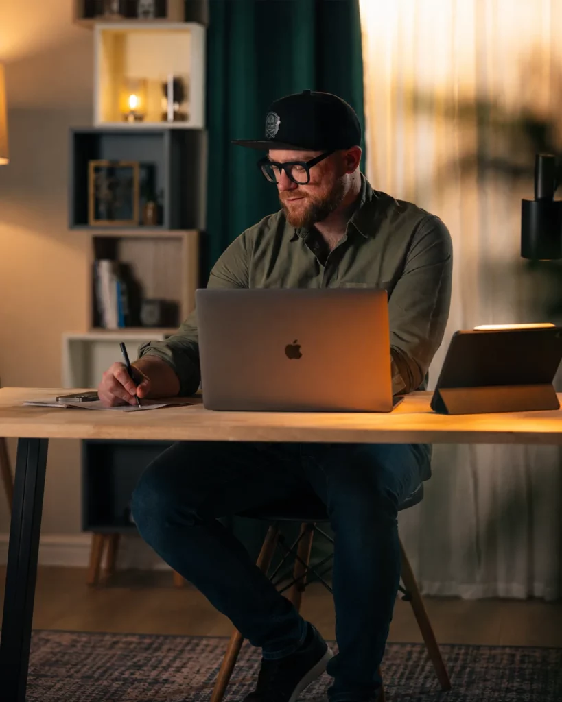 Réalisateur travaillant sur la préparation d’un projet vidéo à son bureau.