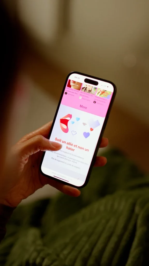 Main tenant un smartphone affichant un message de soutien dans la campagne Sephora Hearts Not Hate.