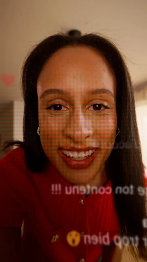 Jeune femme face à son téléphone pendant une vidéo verticale sur le cyberharcèlement pour Sephora Hearts Not Hate.