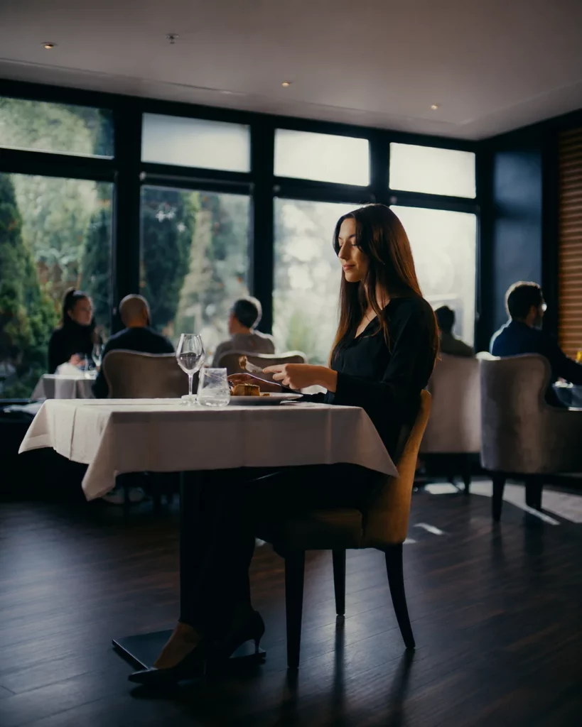Cliente attablée dans un restaurant, image issue du film Le Monde des Crêpes.
