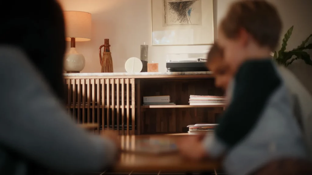 Famille réunie dans un intérieur chaleureux autour du meuble Isaure de Tikamoon, entre vie quotidienne et moments partagés.