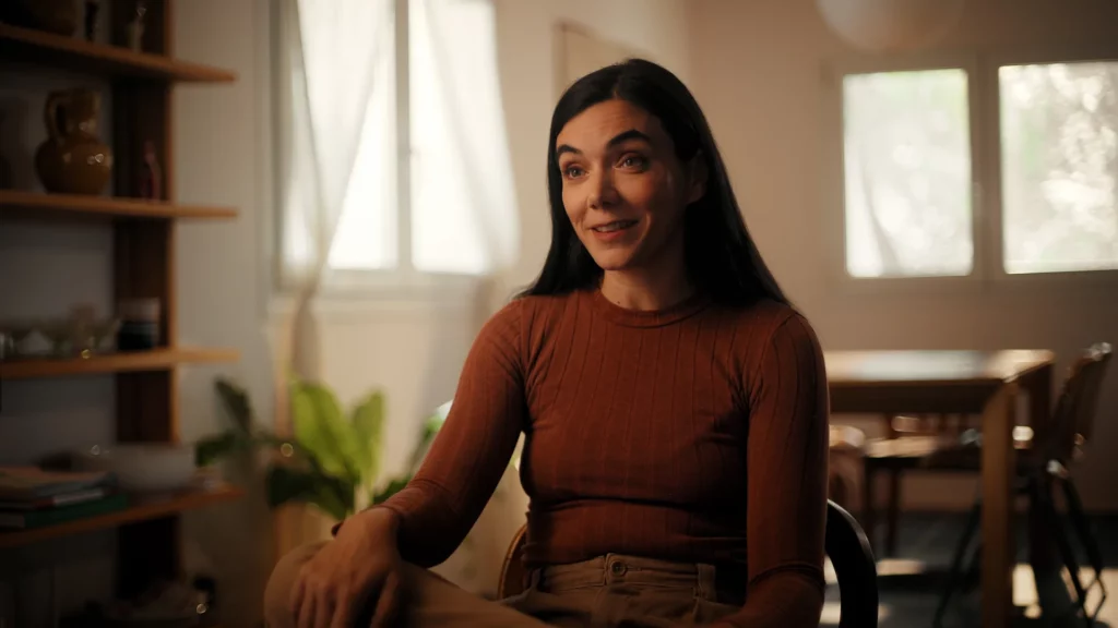 Clara interviewée dans son intérieur lumineux pour la série de portraits clients Tikamoon Chapitres de vie.