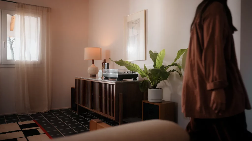 Meuble Isaure de Tikamoon intégré dans un salon lumineux avec platine vinyle, lampe et objets décoratifs.