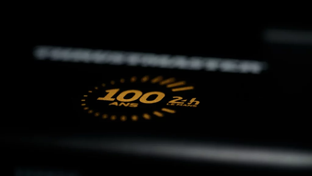 Détail doré célébrant les 100 ans des 24 Heures du Mans sur le coffret du volant Thrustmaster Ferrari 499P.