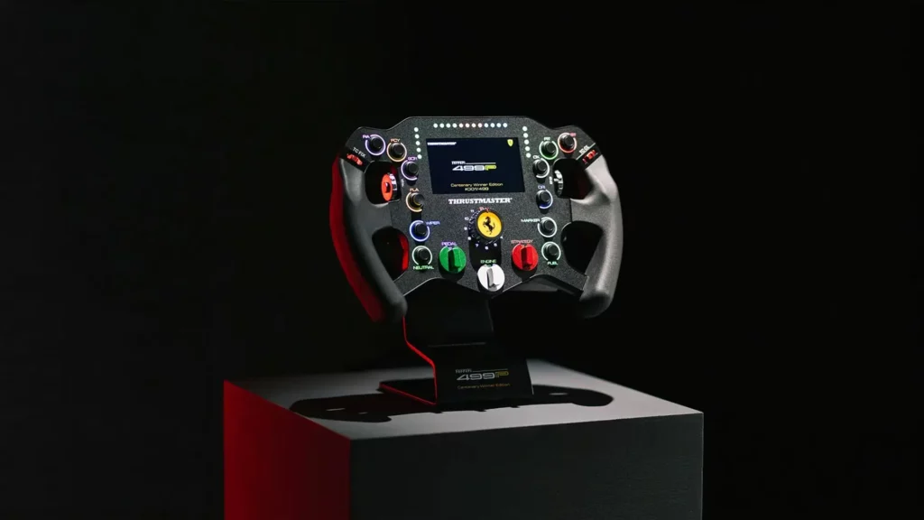 Volant Thrustmaster Ferrari 499P Centenary Winner Edition présenté sur un socle dans un décor noir premium.