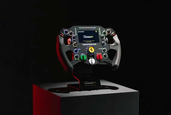 Volant Thrustmaster Ferrari 499P Centenary Winner Edition présenté sur un socle dans un décor noir premium.